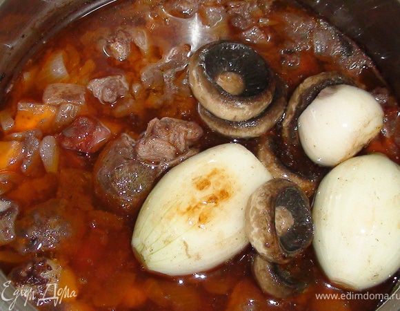 Кладём лук с грибами к мясу (я положила приблизительно за 35-40 минут до окончания приготовления т.к. лук у меня достаточно крупный)