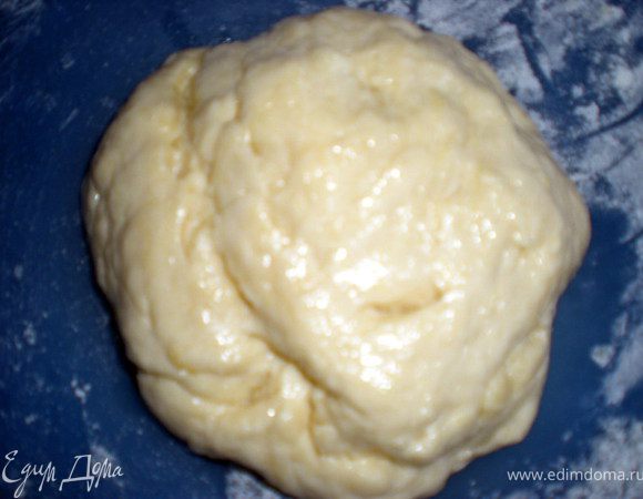 Замесить пластичное тесто,я периодически смазываю руки растительным маслом,чтобы не липло и не переборщить муки.Скатать в шар,накрыть салфеткой и оставить на 30 мин.