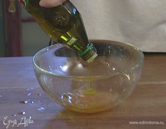 Из второй половины грейпфрута выжать сок, добавить оливковое масло, соль и перец.