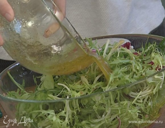 Перемешать листья салата с дольками грейпфрута, полить заправкой, еще раз аккуратно перемешать и посыпать кедровыми орехами.