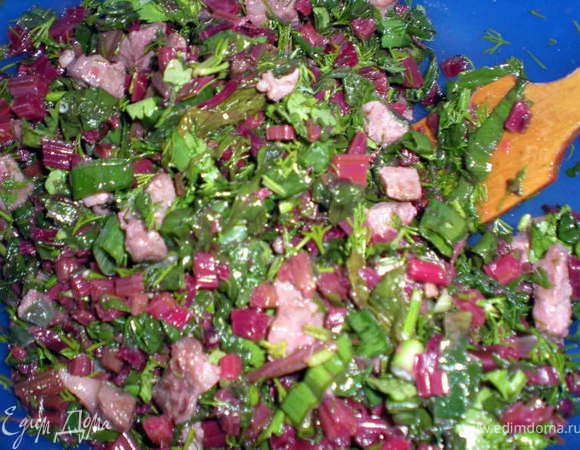 Зелень нарезать и перемешать с мясом и мелко нарезанной ботвой.Посолить,поперчить.