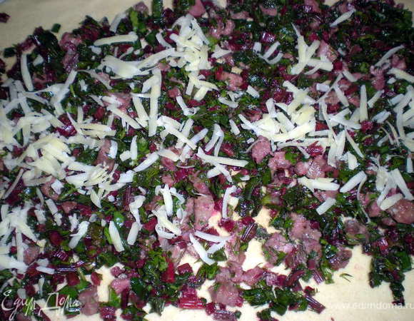 Выложить начинку,присыпать тертым сыром.