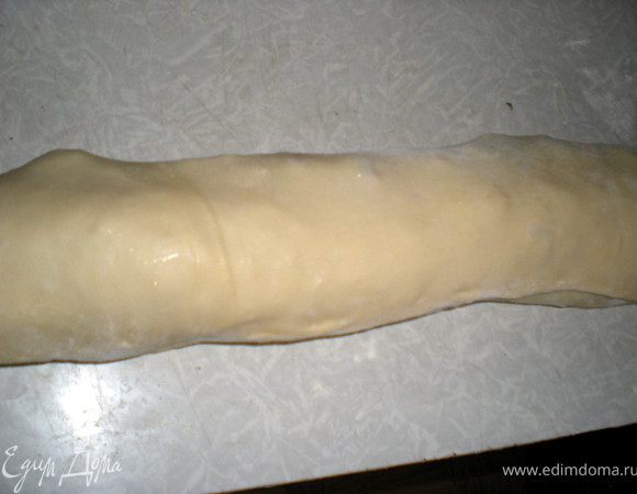 Аккуратно свернуть в рулет,края защипнуть.