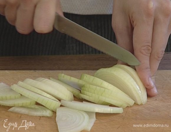 Лук почистить и нарезать полукольцами.