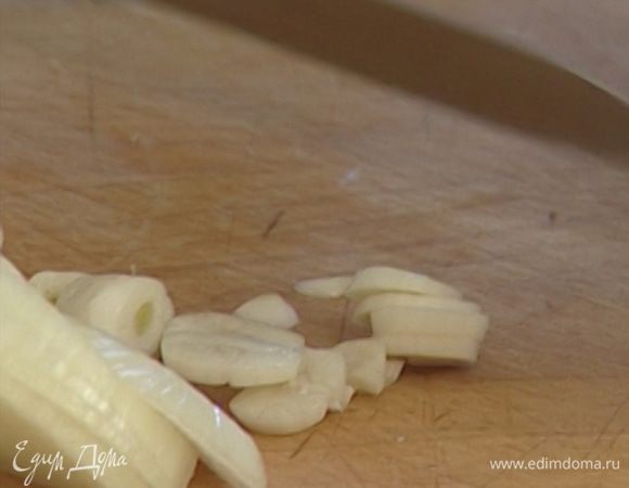Чеснок почистить и мелко порубить.