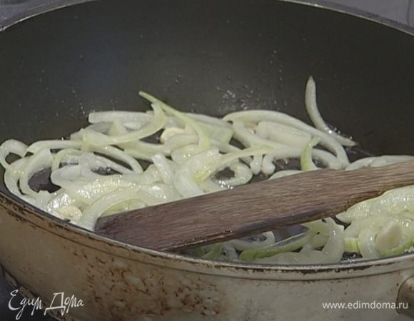 Разогреть в сковороде немного растительного масла и обжарить лук и чеснок до золотистого цвета.