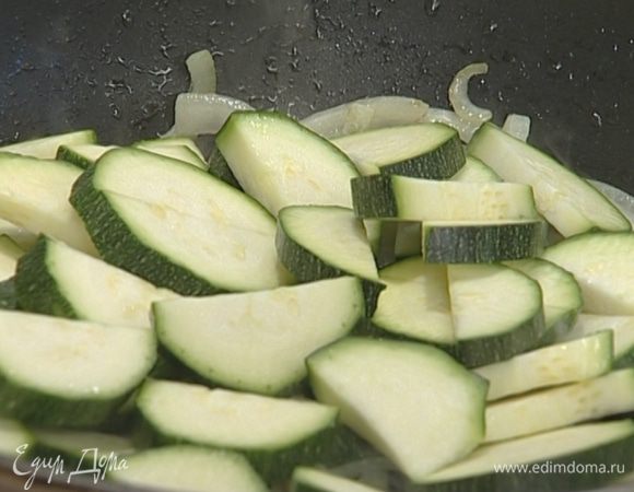 Полтора цукини крупно нарезать, добавить к луку с чесноком и тушить 5–10 минут.