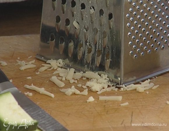 Сыр натереть на крупной терке.