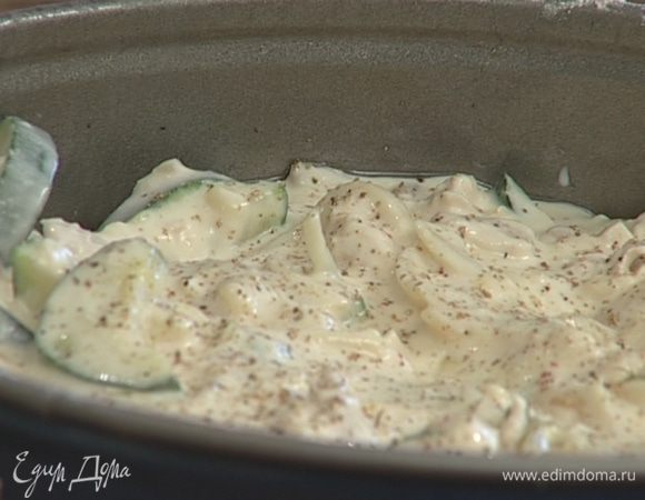 Разъемную форму для выпечки смазать оставшимся растительным маслом, присыпать оставшейся мукой, выложить тесто, поперчить и посыпать тимьяном.