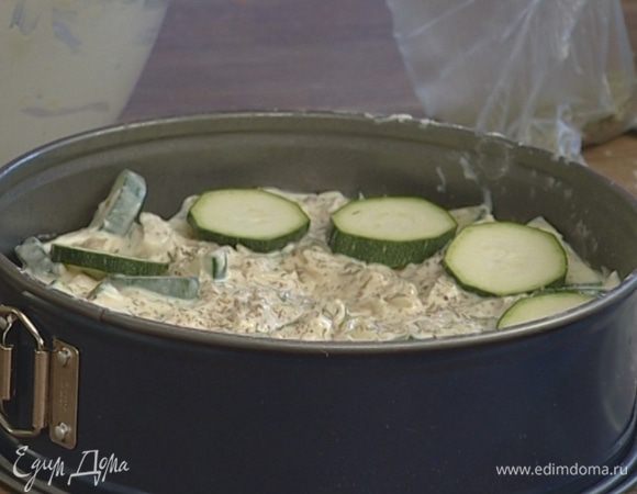 Оставшуюся половинку цукини нарезать кружками и уложить сверху на тесто.