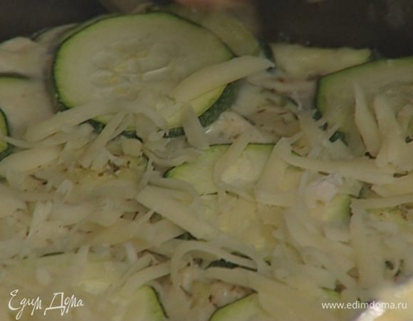 Выпекать пирог 25–30 минут в разогретой духовке, затем присыпать оставшимся сыром и выпекать еще около 10 минут.