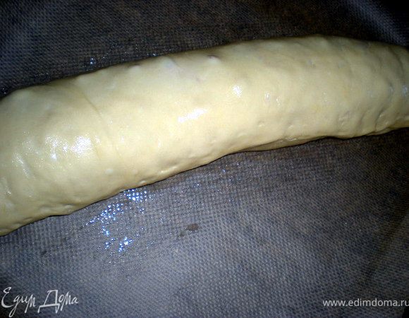 Духовку разогреть до 180 гр.Переложить рулет на противень простеленный бумагой и сверху смазать растит.маслом.Выпекать 30 мин.