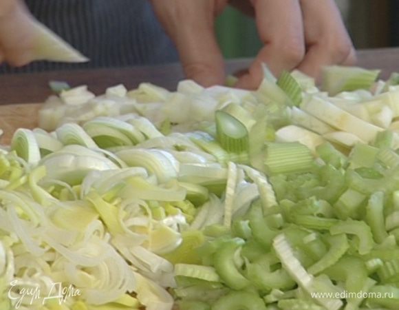 Сельдерей и фенхель нарезать крупно.