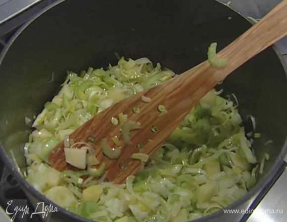 В кастрюле разогреть сливочное и оливковое масло, добавить нарезанные овощи и тушить около 10 минут на слабом огне.