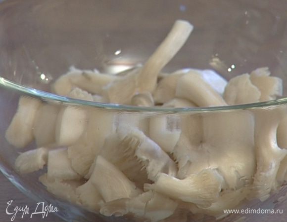 Грибы почистить и помыть.