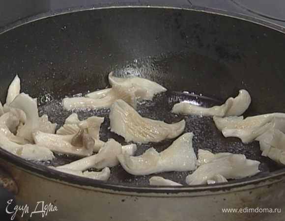 Разогреть в сковороде растительное масло, выложить грибы, посолить, поперчить, добавить тимьян и обжарить до готовности.