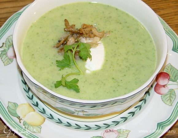 Разлить суп по тарелкам, в центр каждой положить 1 ст. ложку сметаны и 2–3 ст. ложки грибов. Присыпать зеленью петрушки.