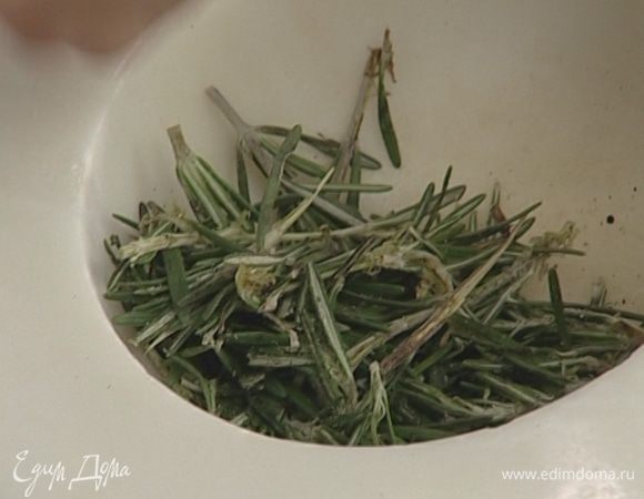 Черный перец, соль и листья розмарина (немного листиков оставить) растереть в ступке, добавить оливковое масло.