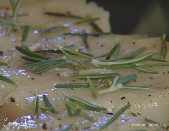Треску обвалять в ароматной смеси.