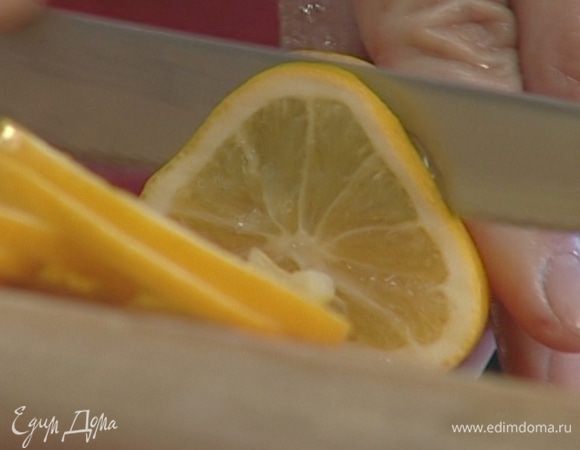 Лимон нарезать тонкими кружками.