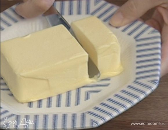 Взбивать 175 г предварительно размягченного сливочного масла на самой большой скорости, понемногу добавляя сахар, цедру и 2–3 ст. ложки лимонного сока, до получения гладкой однородной массы.