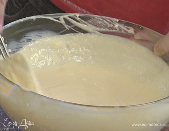 Уменьшить скорость и небольшими порциями ввести творог и манную крупу.