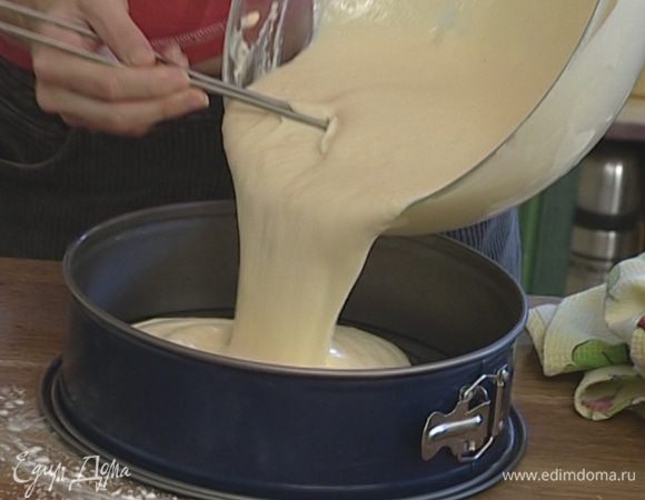 Смазать оставшимся маслом форму для выпечки, выложить в нее творожную массу и разровнять. 