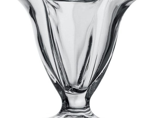 Берем посудину для десерта и по очереди выкладываем ингредиенты.
Посудина должна быть высокая. Например вот такая.