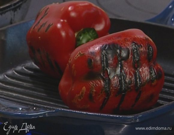 Перец обжарить на сковороде-гриль, положить на 5 минут в целлофановый пакет, затем очистить от кожицы и семян и крупно нарезать.