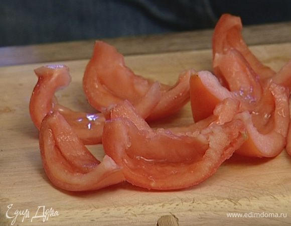 Большие помидоры нарезать дольками, удалить сердцевину с семенами.