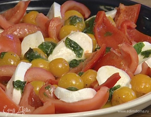 Выложить на блюдо перец, помидоры, моцареллу, помидоры черри, полить заправкой и посыпать оставшимся базиликом.