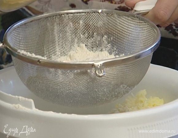 Добавить 200 г просеянной муки и замесить тесто.