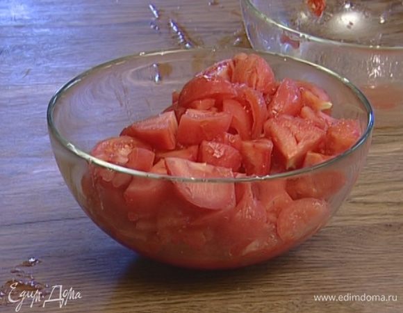 Помидоры ошпарить, снять с них кожицу, мякоть нарезать кубиками.