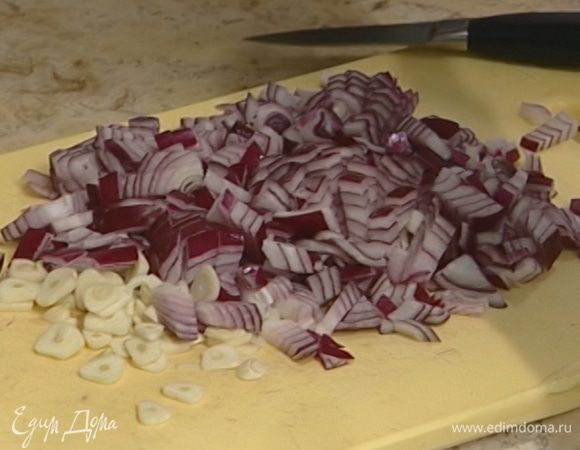 Лук и чеснок почистить и мелко нарезать.
