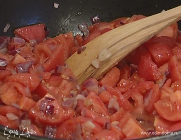 Добавить помидоры и тушить соус на медленном огне около 40 минут, посолить, поперчить, добавить еще 2 ст. ложки оливкового масла.