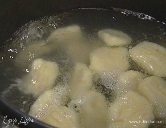 Вскипятить воду, добавить соль и 1 ст. ложку оливкового масла, опустить ньокки и варить 3–4 минуты.