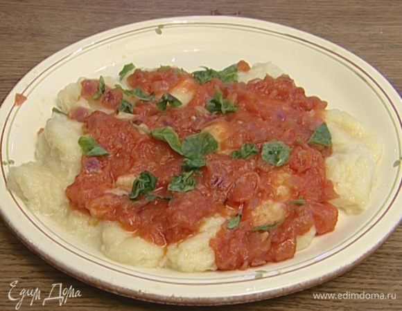 Готовые ньокки посыпать сыром, полить соусом и присыпать базиликом.