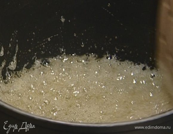 Сахар всыпать в маленькую кастрюлю, влить 40 мл воды и сварить карамельный сироп. 