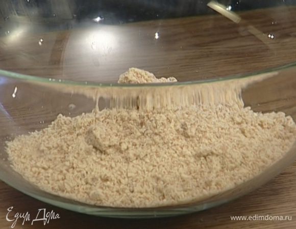 Перемешать измельченный миндаль с цедрой апельсина и тремя столовыми ложками пшеничной муки. 