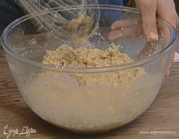 Взбить белки со 120 г сахарной пудры, добавить получившуюся массу в миндальное тесто, всыпать разрыхлитель и перемешать. 
