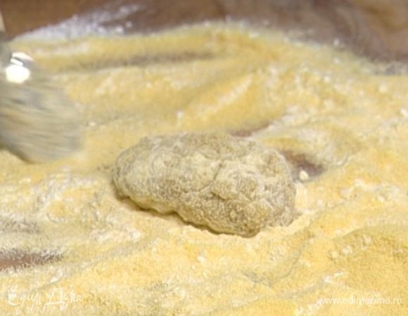 Столовой ложкой сформировать печенья и обвалять их в кукурузной муке, смешанной с оставшейся сахарной пудрой.