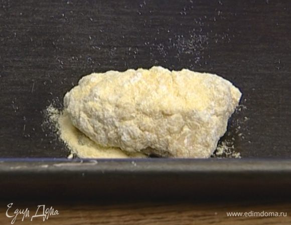 Выложить печенье на смазанный маслом противень. 