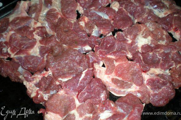 Мясо нарезать на порционные куски,отбить с двух сторон.Выложить на противень,ровным слоем.