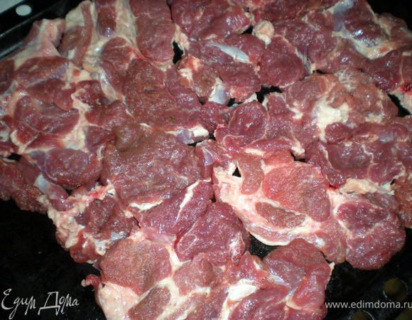 Мясо нарезать на порционные куски,отбить с двух сторон.Выложить  на противень,ровным слоем.