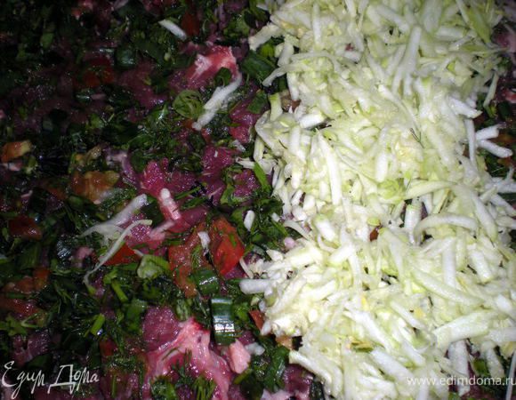 На мясо выложить слой помидор с зеленью,затем слой кабачков.Посолить,поперчить.