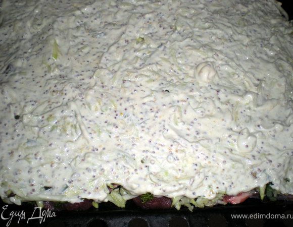 Смешать сметану с горчицей и покрыть кабачки.