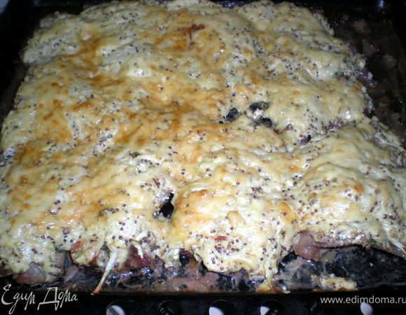Присыпать сыром.Выпекать до готовности.