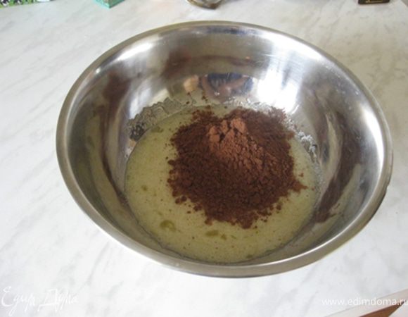 В чашке смешайте при помощи вилки яйцо и сахар.Затем добавьте какао.
