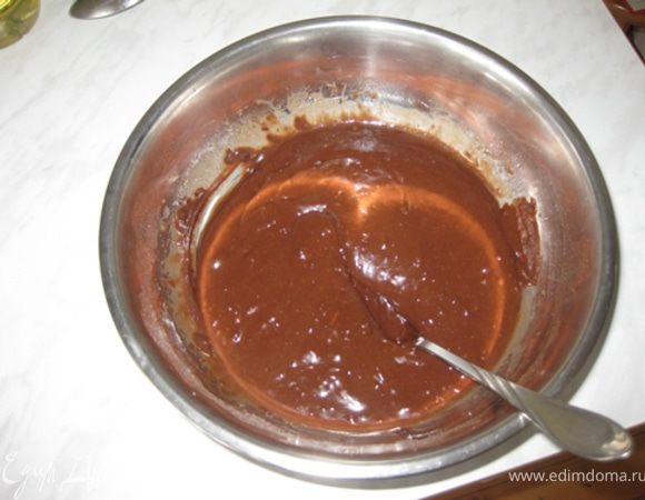 Теперь муку и соду. Хорошо перемешайте.Затем масло и молоко. Перемешайте до однородной массы.
