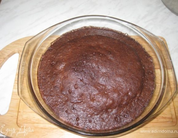 Тесто вылейте в глубокую форму (бисквит сильно поднимется), предварительно на дно положив пергамент. Выпекайте примерно 5:30 минут в микроволновой печи, на максимальной мощности.